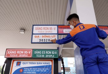 Vì sao giá xăng trong nước lập đỉnh khi giá dầu thô thế giới giảm?