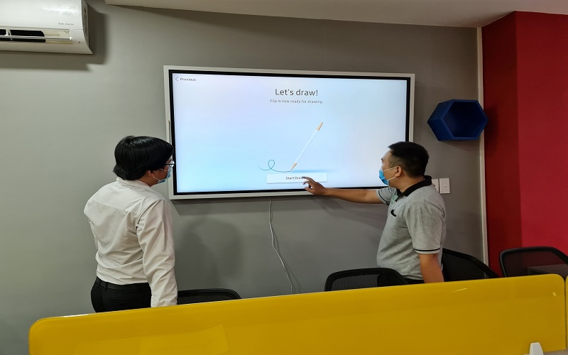 Siêu Nhật Thanh triển khai màn hình SamSung Flip 65" tại ST Real
