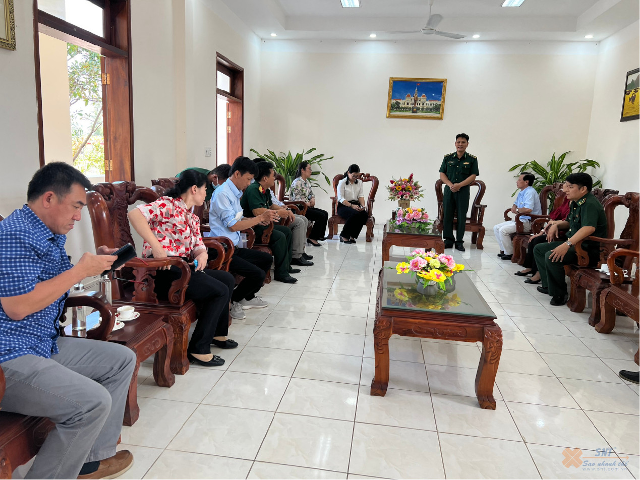 trao tang TV BP Can Thanh (1)