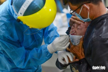 Lấy mẫu xét nghiệm tại bến xe từ 4h sáng với khách về TP.HCM