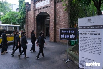 Người dân xếp hàng dài chờ viếng Tổng bí thư Nguyễn Phú Trọng ở Lại Đà từ sáng sớm