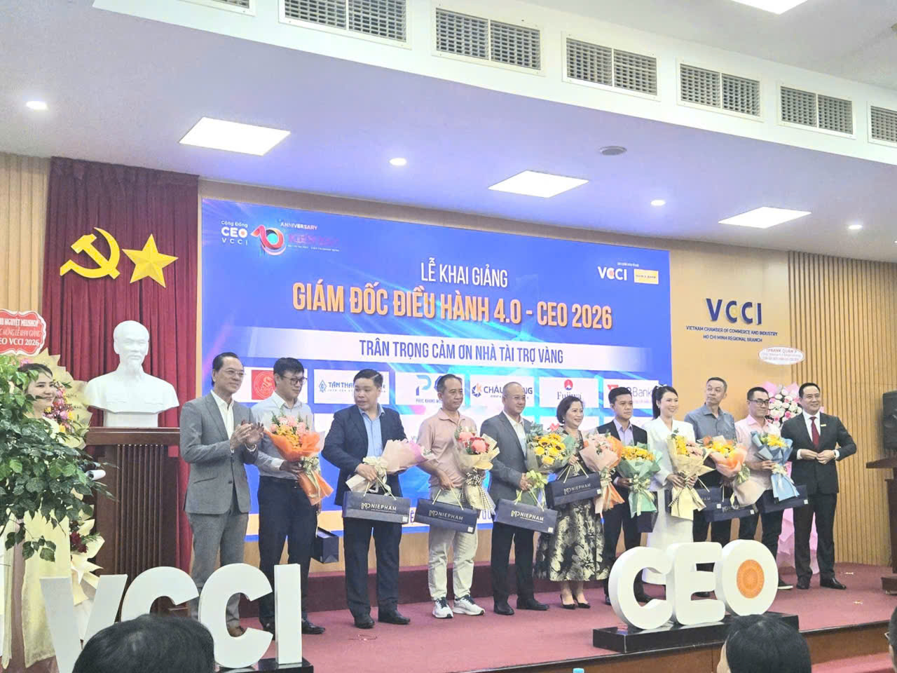 CEO 4.0 Trong Kỷ Nguyên AI: Nhà Lãnh Đạo Cần Thay Đổi Điều Gì Để Không Bị Bỏ Lại Phía Sau?